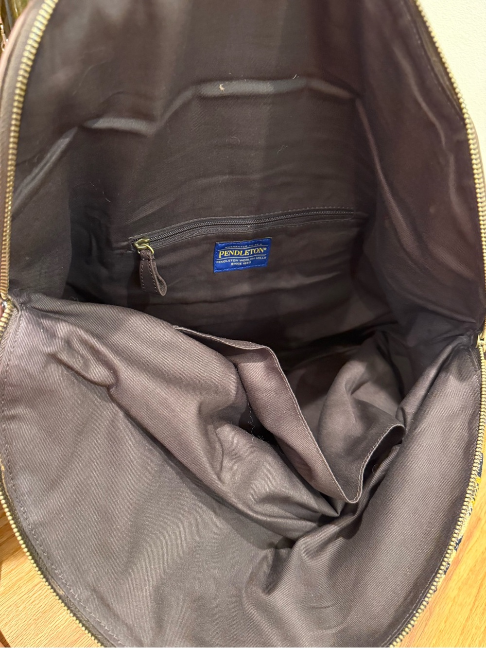 Pendleton Overnight Leather Tote Bag - Picture 6 of 9